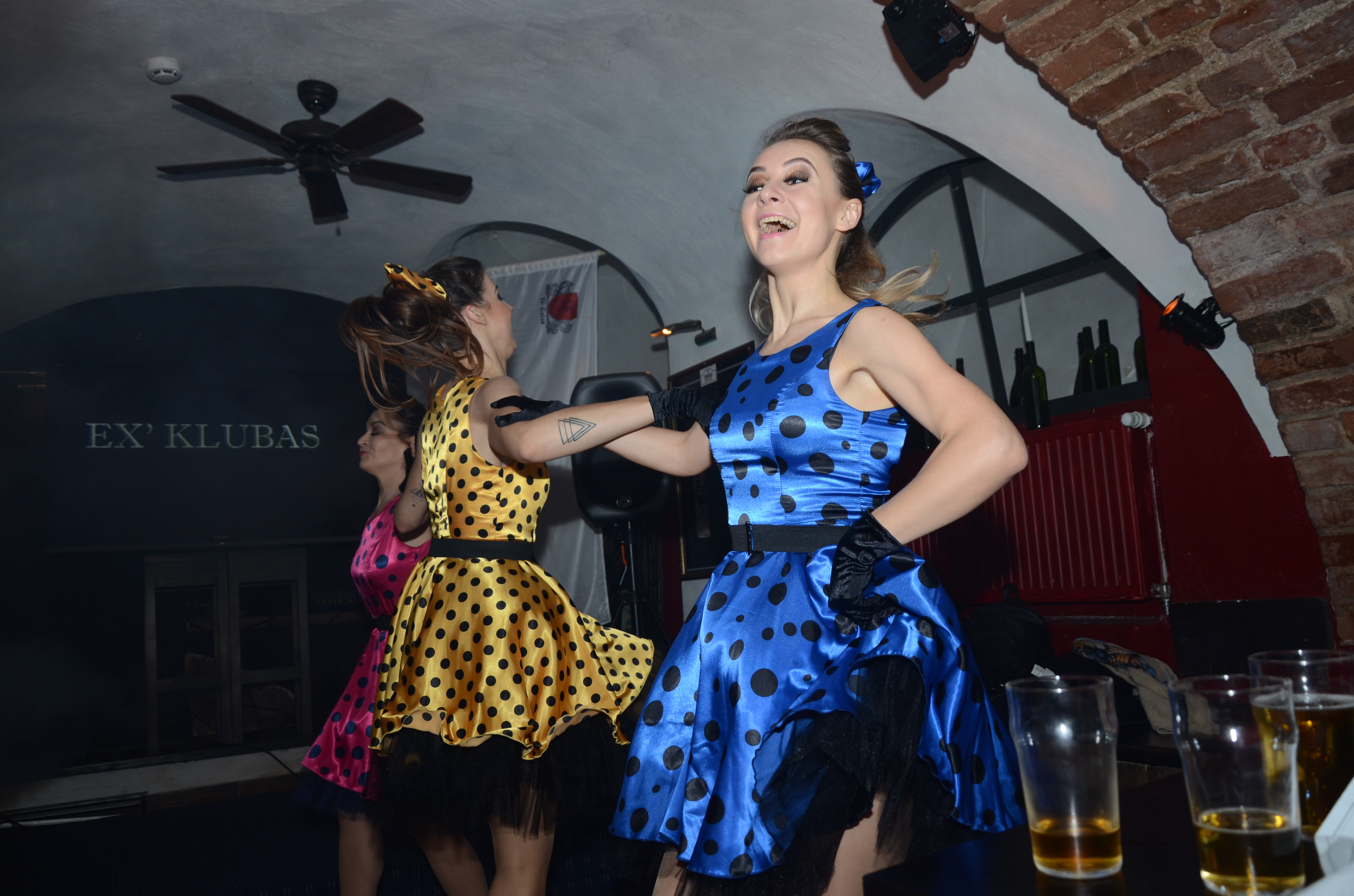 „Dolce Vita“ šokių šou programa, pasirodymas: rock'n'roll šokis draugų vakarėlyje